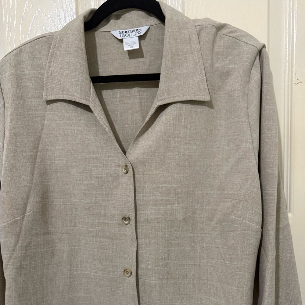 Northern Traditions Beige Button Front Blouse w/ Shoulder Pads | Size 18 - Picture 3 of 12